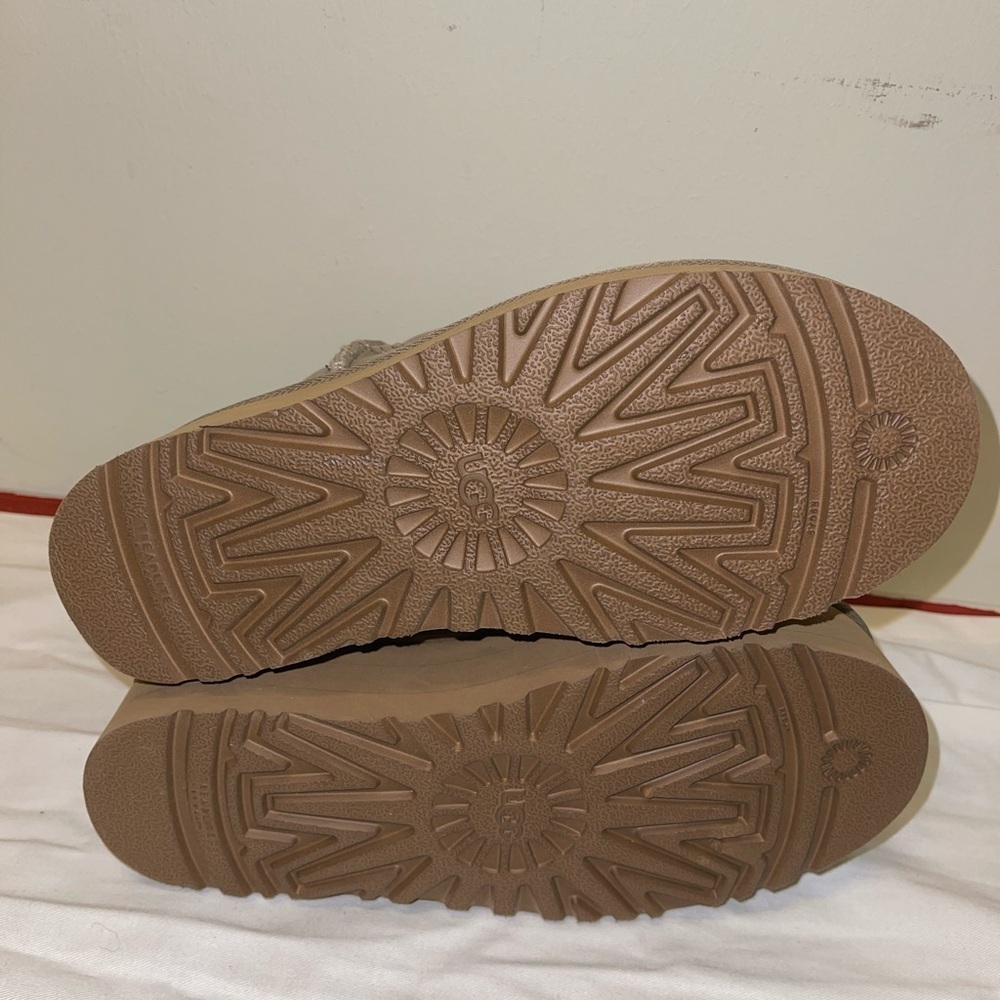 UGG Women's Suede Ankle Boots size 9 - Picture 9 of 9